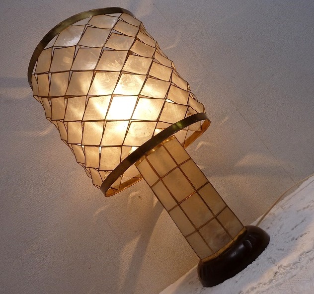 (☆BM)シェルランプ 貝 テーブルスタンド ナイトスタンド 卓上照明 アンティーク調 レトロ 高さ56㎝ ゴールド ホワイト拍卖