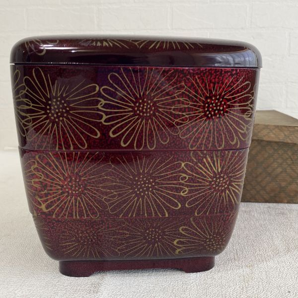 昭和レトロ 漆器 三段重 菊詰 入れ子 16cm角(収納時高さ7cm)朱漆塗 菊図 銘々皿 小鉢 取り皿 弁当箱 共箱入り長期保管品拍卖