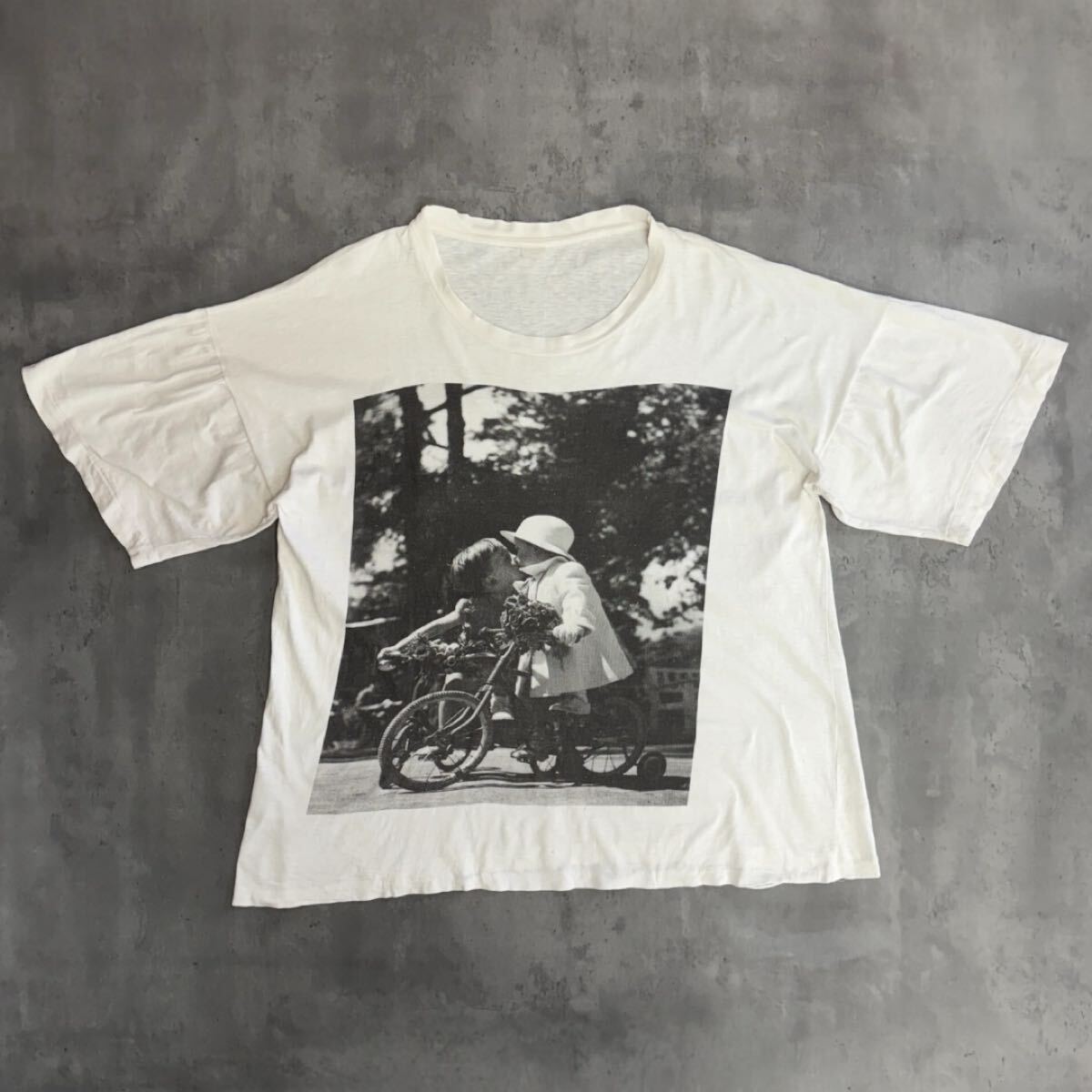 90s Euro キスする子供たち フォトモノクロ tシャツ vintage ヴィンテージ ユーロ 古着 フェード メンズ XL相当 短丈 ホワイト 芸術 アート拍卖
