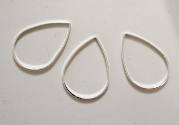 即決 1個 メタルパーツ 雫 ドロップ 銀 チャーム ★ペンダントパーツ 手芸 ハンドメイド★資材拍卖