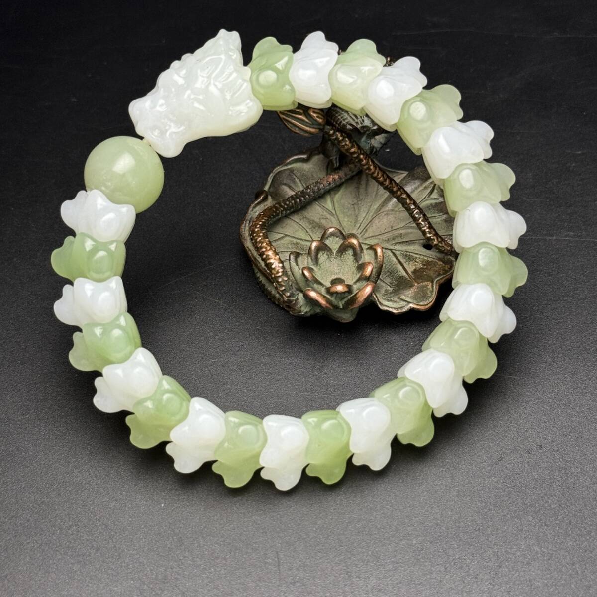 唐物 清 玉彫 和田玉 龍骨手鏈 一綠一白 象征驅邪避凶 招財納福 彫刻精美 玉質細膩油潤 極細工 中国古玩 骨董品 D68拍卖