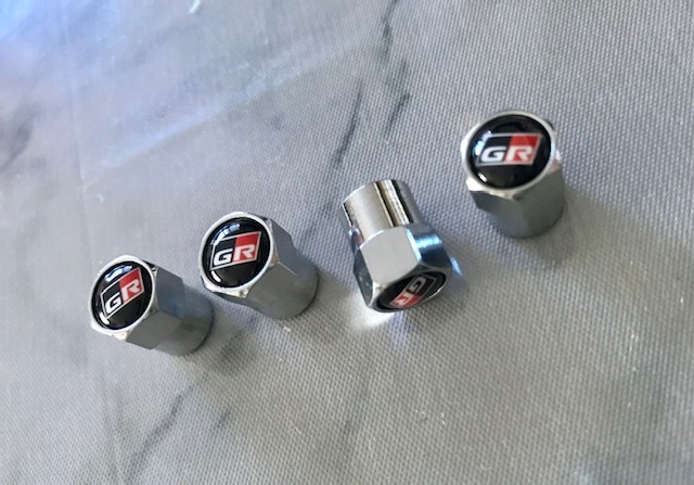 送料無料! GRロゴ シルバーメッキ タイヤバルブキャップ ヤリス カローラ 86 プリウス ランクル スープラ コペン アクア拍卖