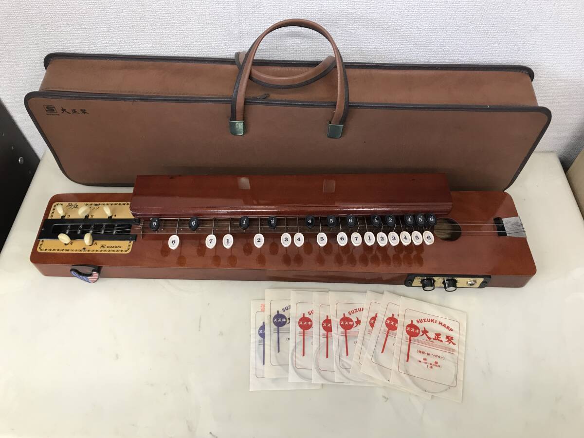1497 SUZUKI スズキ 電気大正琴 砂丘ソプラノ 弦楽器 タイプライターキー 和楽器 器材 鈴木楽器製作所 ケース付き拍卖