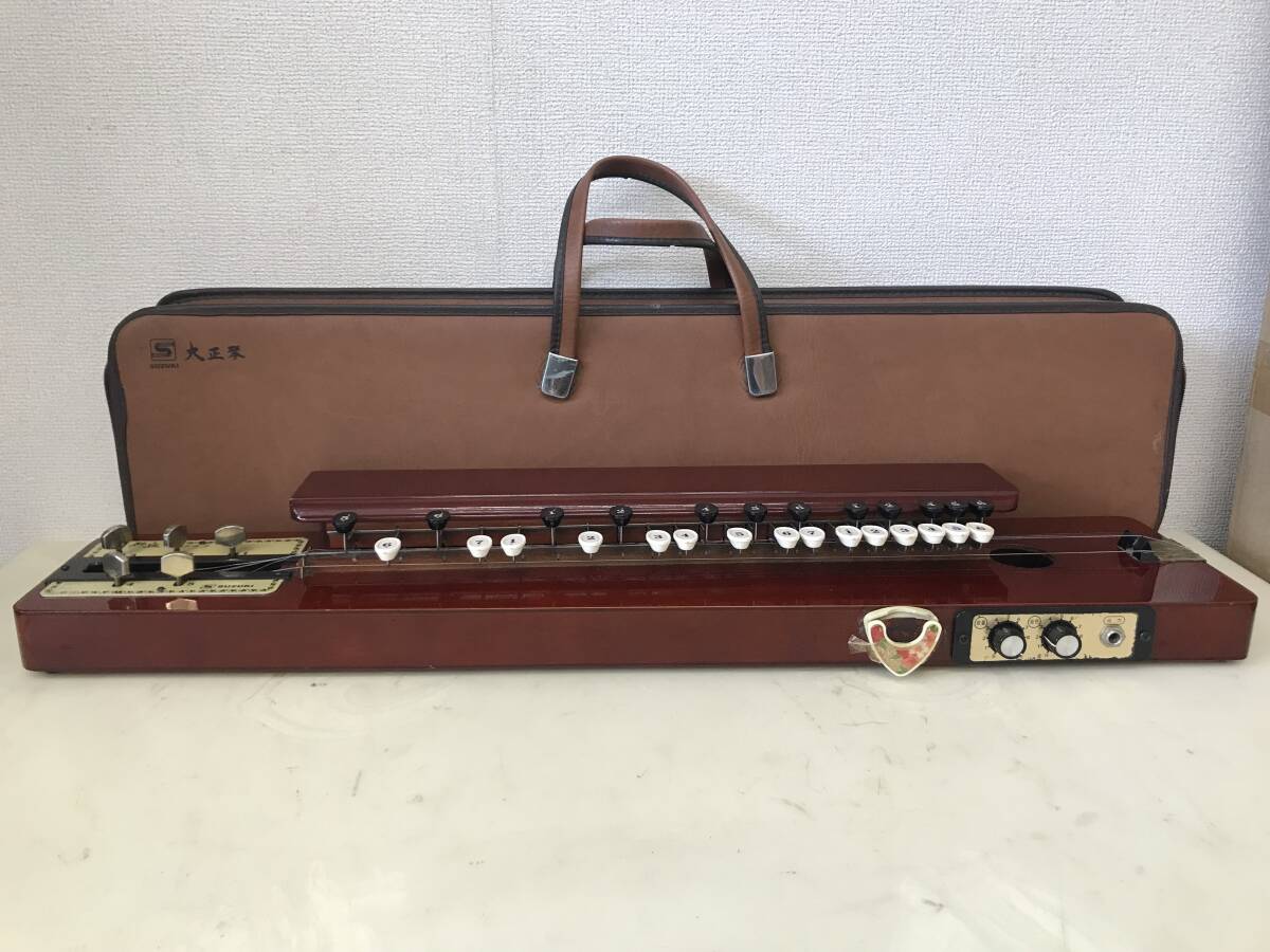 1524 株)鈴木楽器製作所 スズキ大正琴【特松】弦楽器 電子楽器 和楽器 音楽器材 レトロ タイプライターキー ケース付き 他拍卖