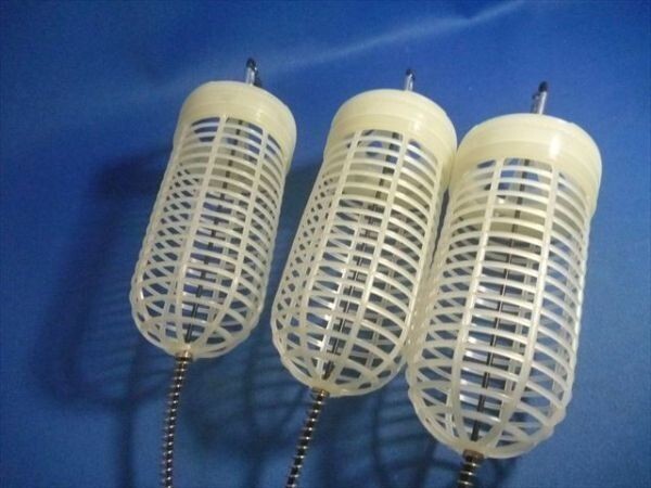 白オキアミ籠3個・蓄光・夜光・天秤、吹き流し、エサ出し調節可能 蓄光タイプの籠 6㎝×16cm 遠投オキアミ/フカセカゴカゴ釣拍卖