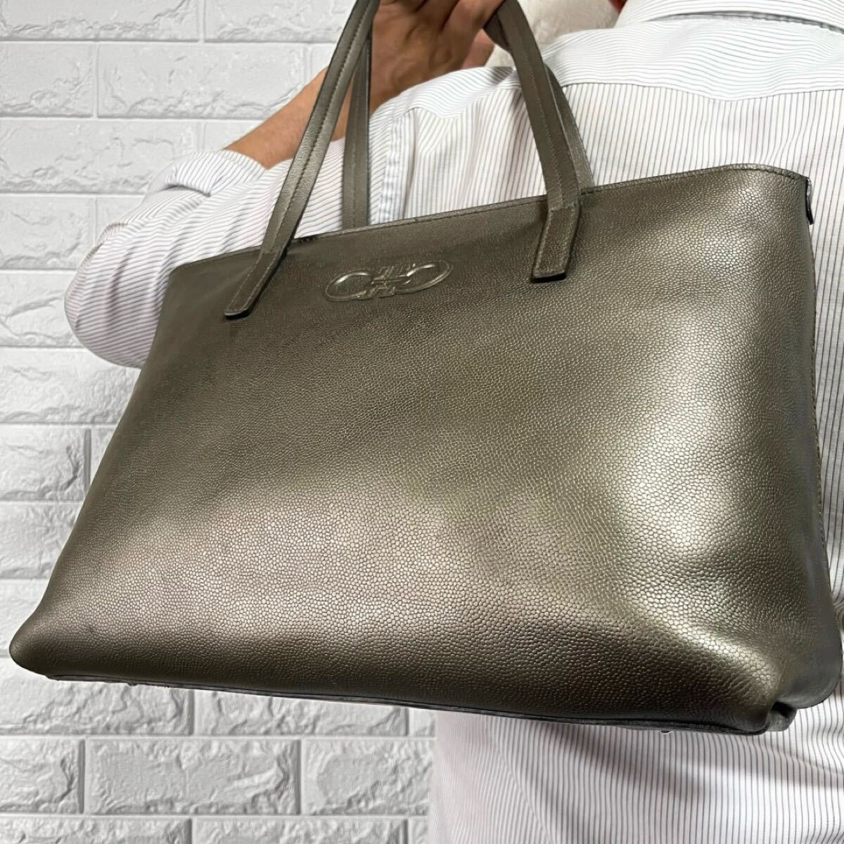 フェラガモ Salvatore Ferragamo ビジネス トートバッグ 肩掛け エンボスロゴ ガンチーニ メタリックカラー レザー拍卖