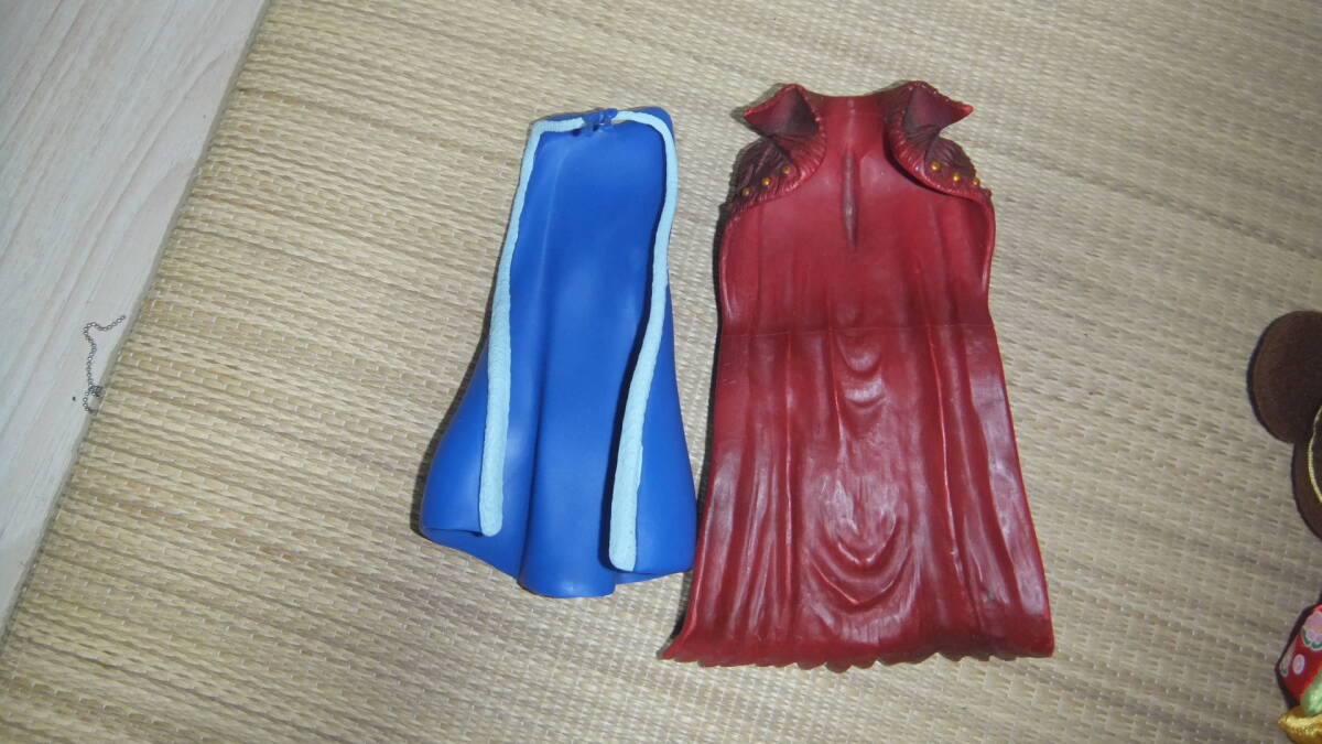 R070807 断捨離 処分「ウルタラマンソフビ カイザーベリアルのマントのみ 青いマントは含みません」保管品 USED 拍卖