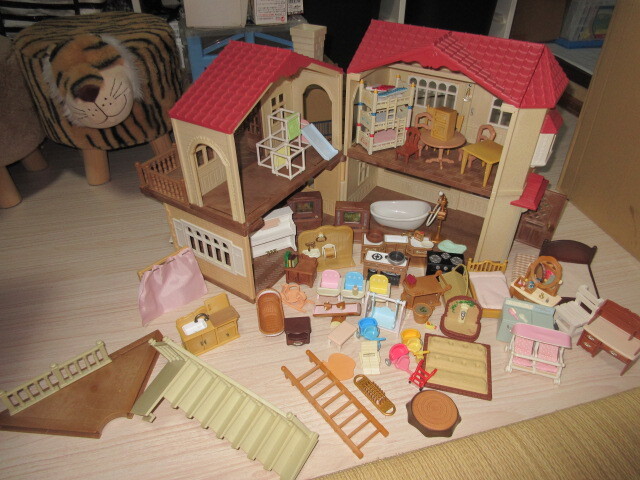 R070716 断捨離 処分「ジャンク シルバニアファミリー 赤い屋根のお家と家具類まとめて SET」保管品 USED 拍卖