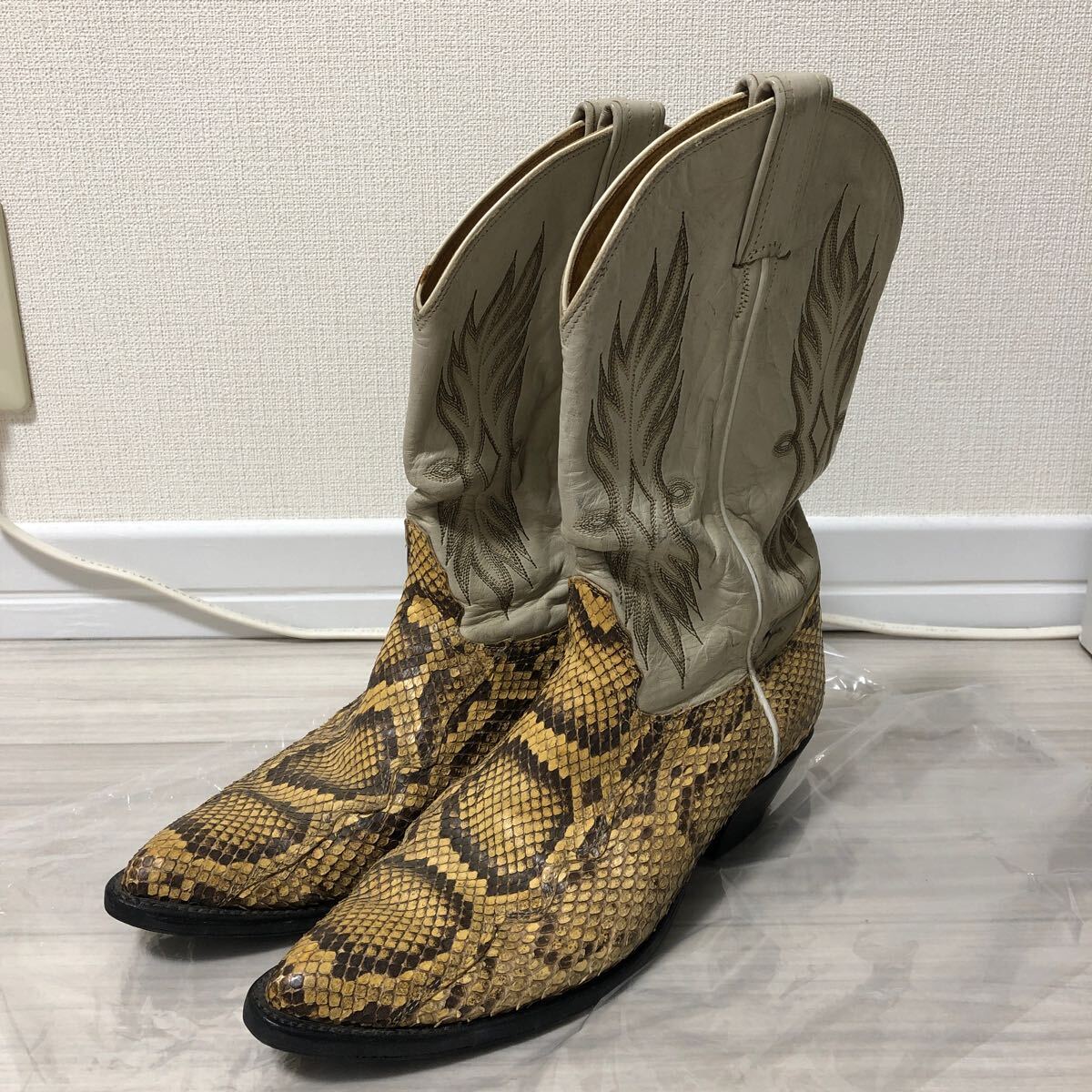 Tony Lama トニーラマ 黒タグ 蛇 ヘビ 革 ウエスタンブーツ サイズ8 ベージュ拍卖