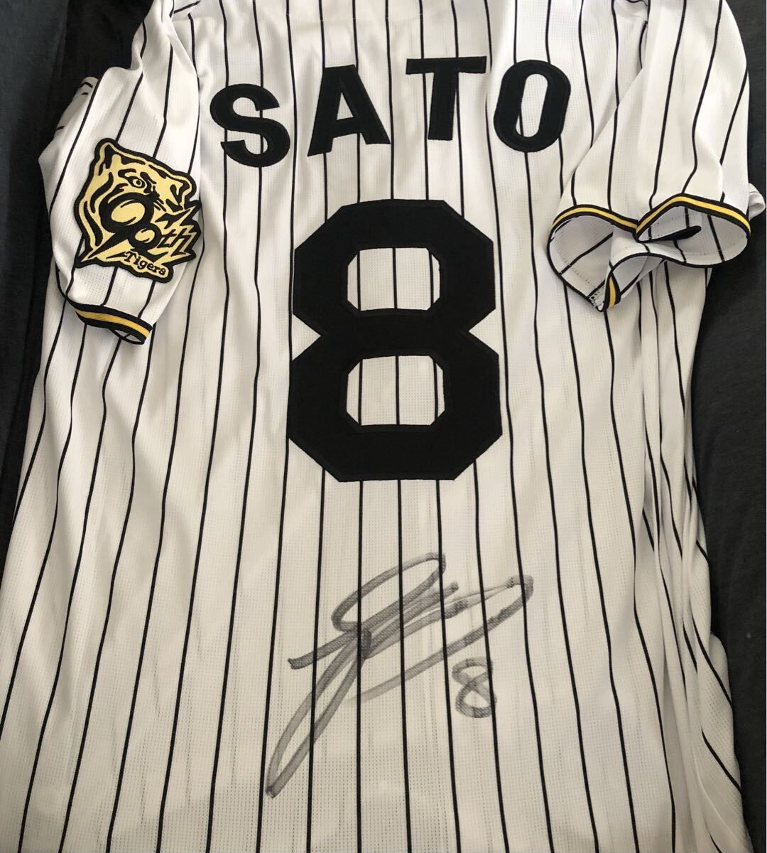 阪神タイガース  佐藤輝明 選手  直筆サインユニフォーム  ホーム  Oサイズ拍卖