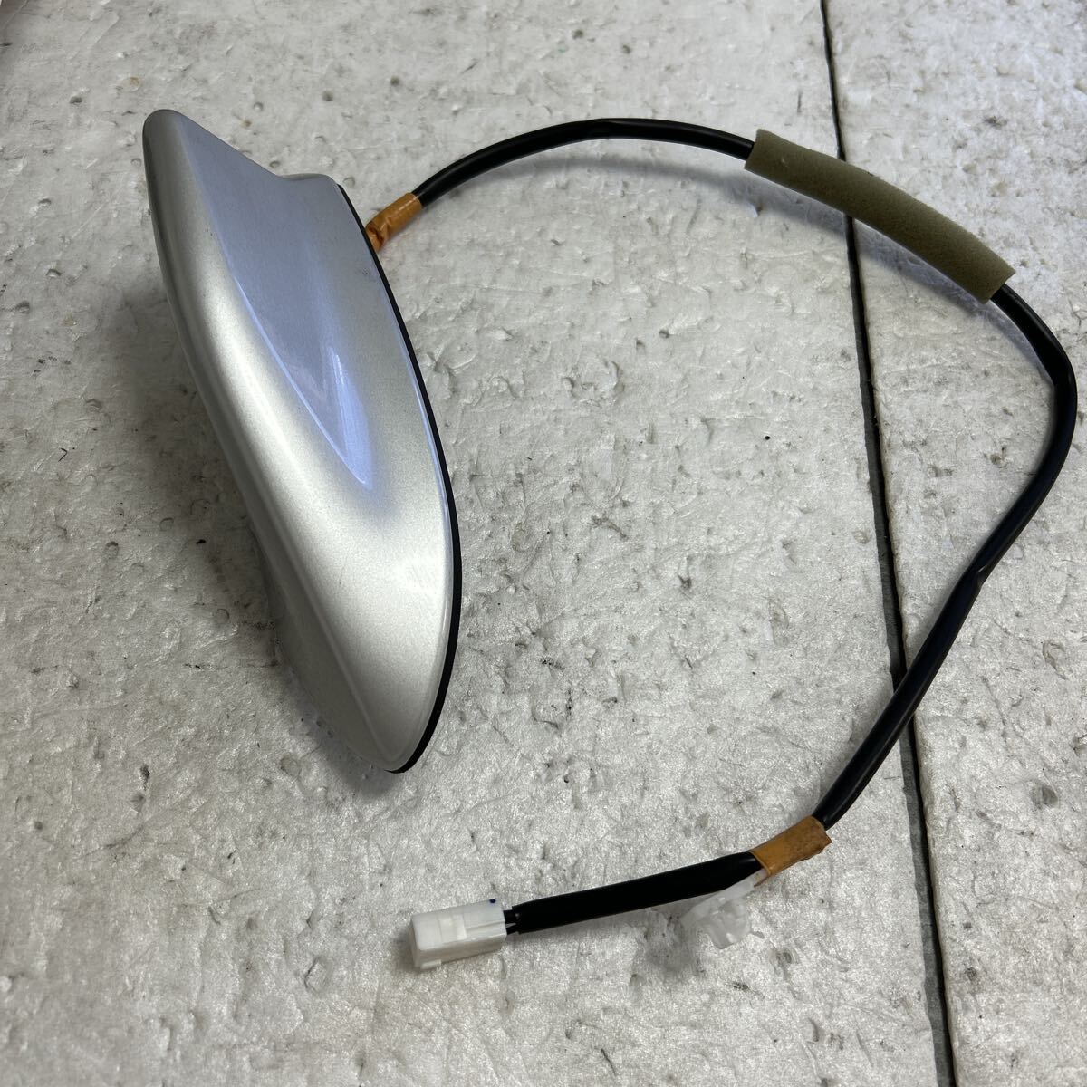 92 トヨタ NHP10 アクア シャークアンテナ ドルフィンアンテナ ルーフアンテナ 1F7 シルバー 黄-952拍卖