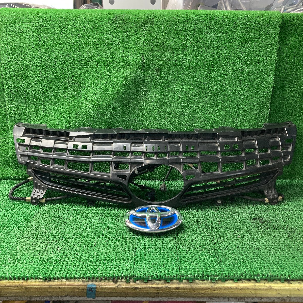 ♪♪値下げ再出品!! プリウス S ZVW30 フロントフリル ラジエターグリル エンブレムセット(W5336)♪♪拍卖