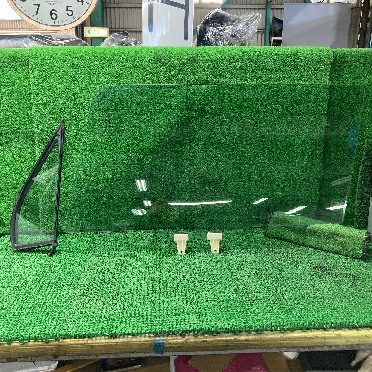 ♪♪MRワゴン X MF33S フロント 左 ガラス セントラル 2E2 UVカットグリーン AGC 2H3(W5434)♪♪拍卖