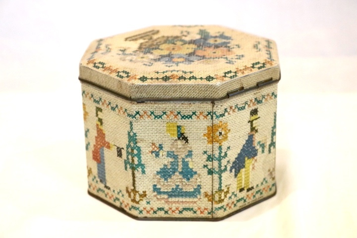 SPECIAL 60% OFF SALE !! ■ アンティーク/クロスステッチ模様の缶とボタンいっぱい ■拍卖