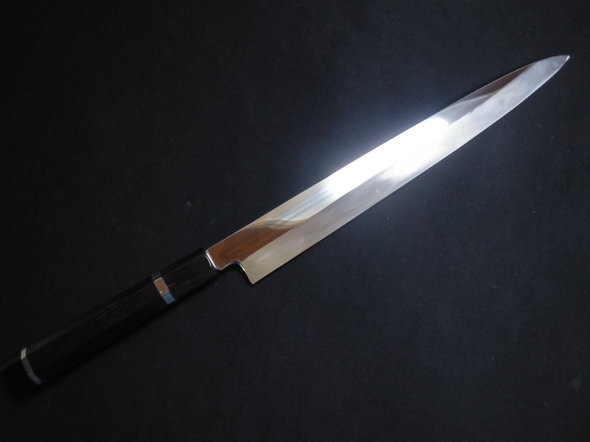 城山刃物製作所(堺業務用刃物メーカー直売)尺柳刃包丁 白二鋼水焼き本焼き 平鏡面 黒檀八角上下水牛柄(銀輪付き)拍卖