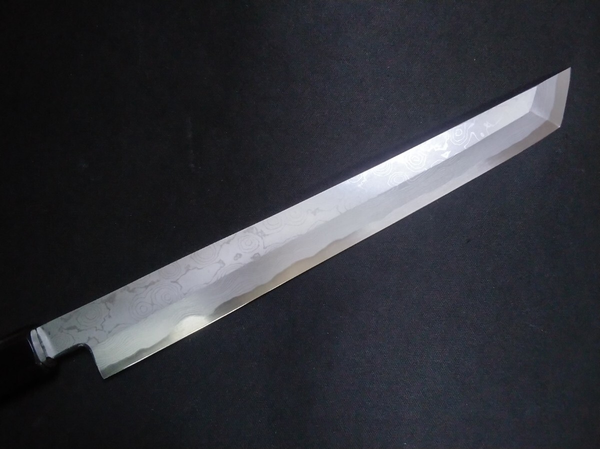 城山刃物製作所(堺業務用刃物メーカー直売)七寸五分 剣型柳刃 青二鋼ダマスカス 鏡面ぼかし仕上げ 黒檀八角水牛柄 拍卖