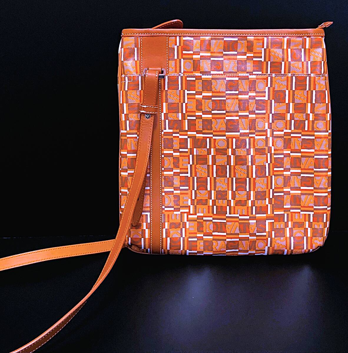 【美品】Salvatore Ferragamo サルヴァトーレ フェラガモ ショルダーバッグ ロゴ 総柄 PVC×レザー拍卖