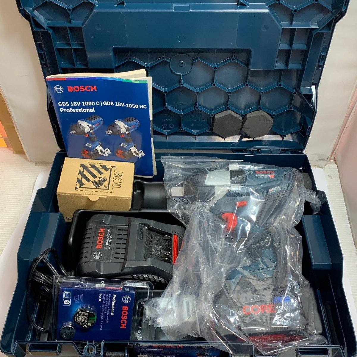 ♭♭ BOSCH ボッシュ コードレスインパクトレンチ 充電器・充電池2個・ケース付 未使用品 GDS18V-1050HC ネイビー 未使用に近い拍卖