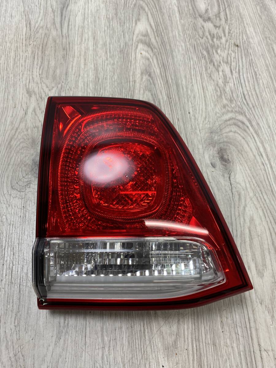 8/12★TOYOTA トヨタ★ランドクルーザー 200系 純正 テールレンズ テールガーニッシュ koito 60-136【中古/現状品/動作未確認】拍卖