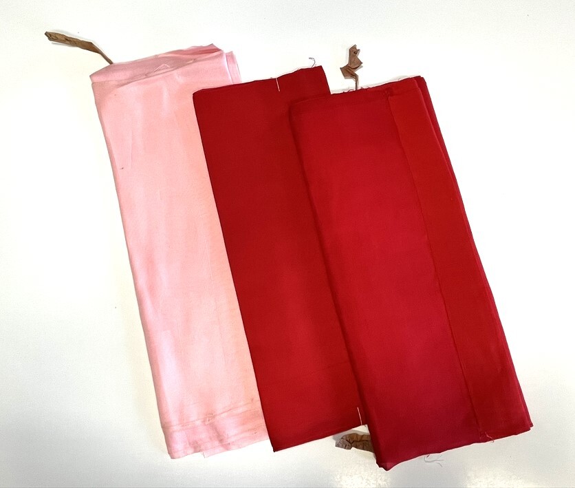 花とら●リサイクル端切れ 解き洗い 紅絹 3点まとめて 赤 桃 リメイク 素材 細工用 絹 250721拍卖