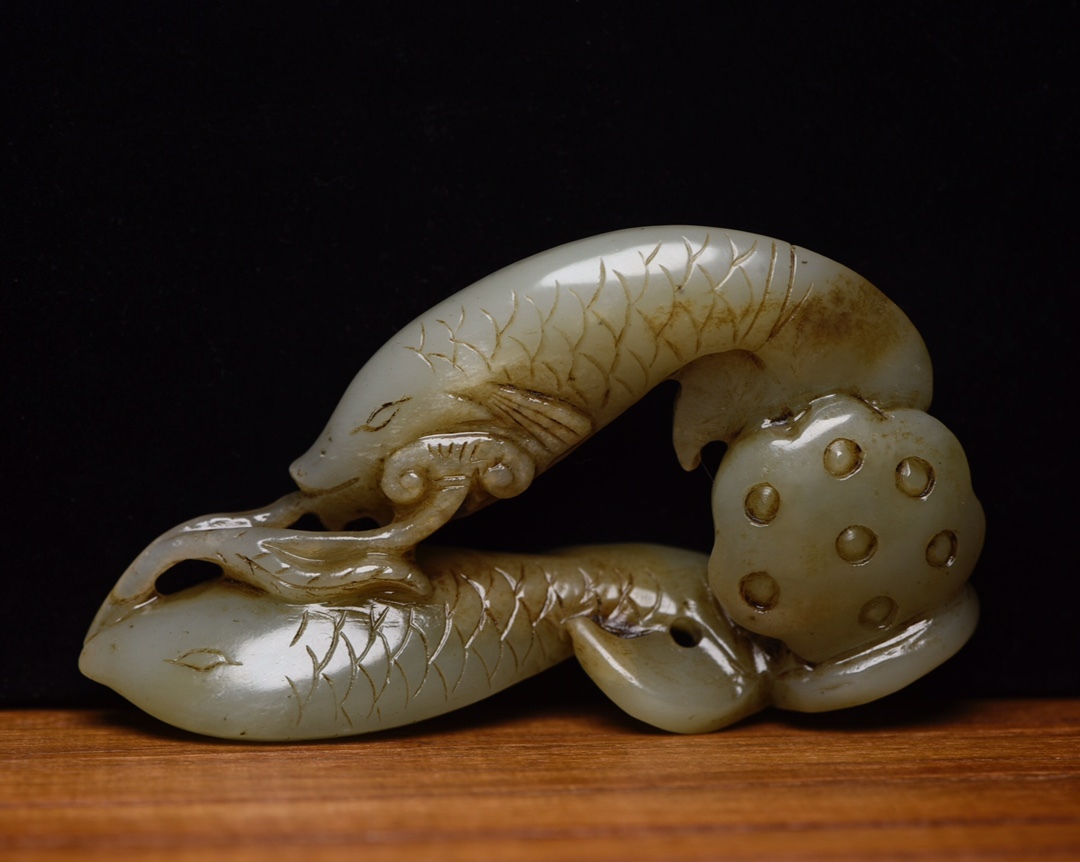 *珍品旧蔵* 清 玉彫 和田玉魚 連年有餘 密度高 沁色自然 油性十足 寓意好 玉質細膩温潤 極細工 中国古玩 骨董品 古美味 H48拍卖