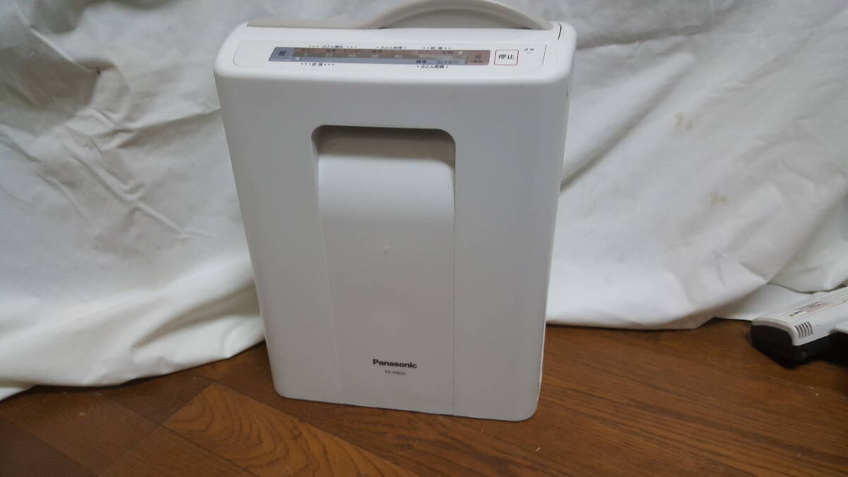 【家電】 パナソニック Panasonic ふとん暖め乾燥機 FD-F06S2 2023年製 ホワイト(裏蓋欠品) 動作確認済み拍卖