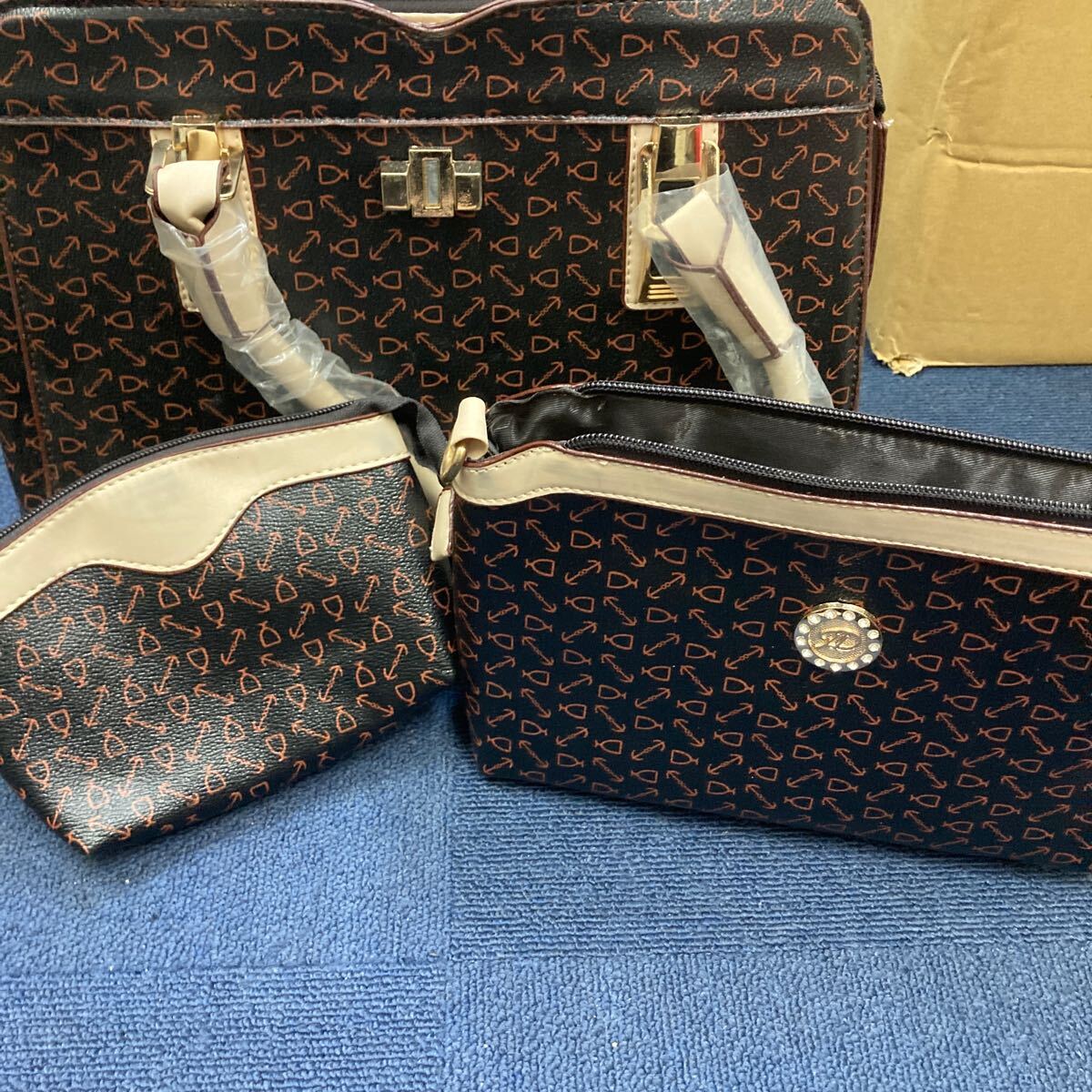 37127 0815Y ショルダー付き レディースバッグ ポーチ付き 未使用長期保管品拍卖