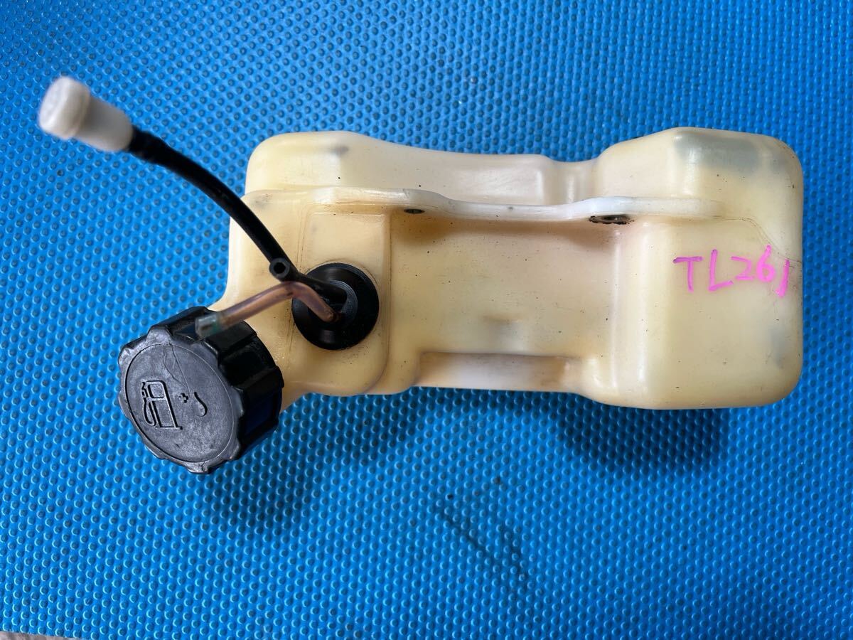 送料600円 草刈機刈払機部品パーツ 燃料タンク タンク本体にひび割れなし タンクのホース、パッキン等保証なし 三菱 背負式 TL261 拍卖