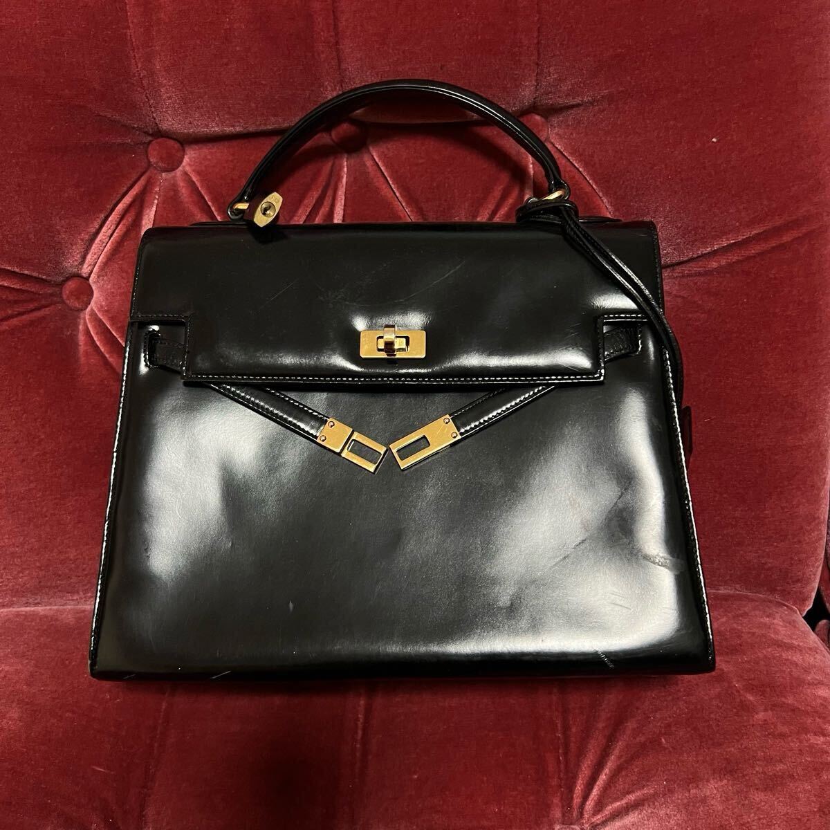 オスカーデラレンタ ヴィンテージ 黒 レザー ハンドバッグ ターンロック 金具 ベルトデザインハンドバッグ 鍵付き oscar de la renta拍卖