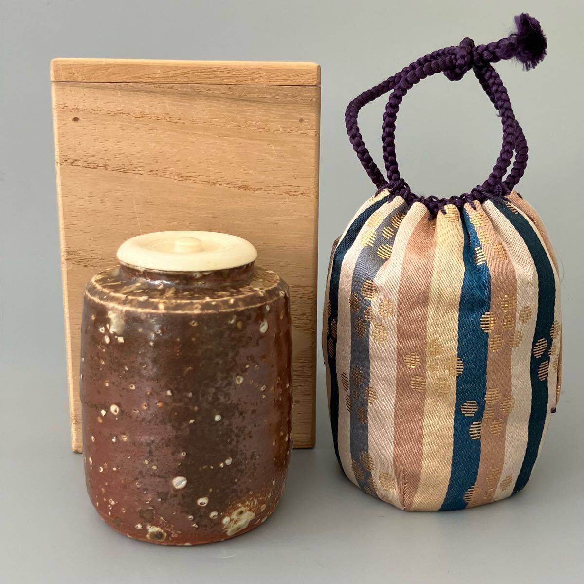 ●信楽 茶入れ 茶道具 仕覆付き/共箱付き/日本/和物/伝統/裏蓋金箔拍卖