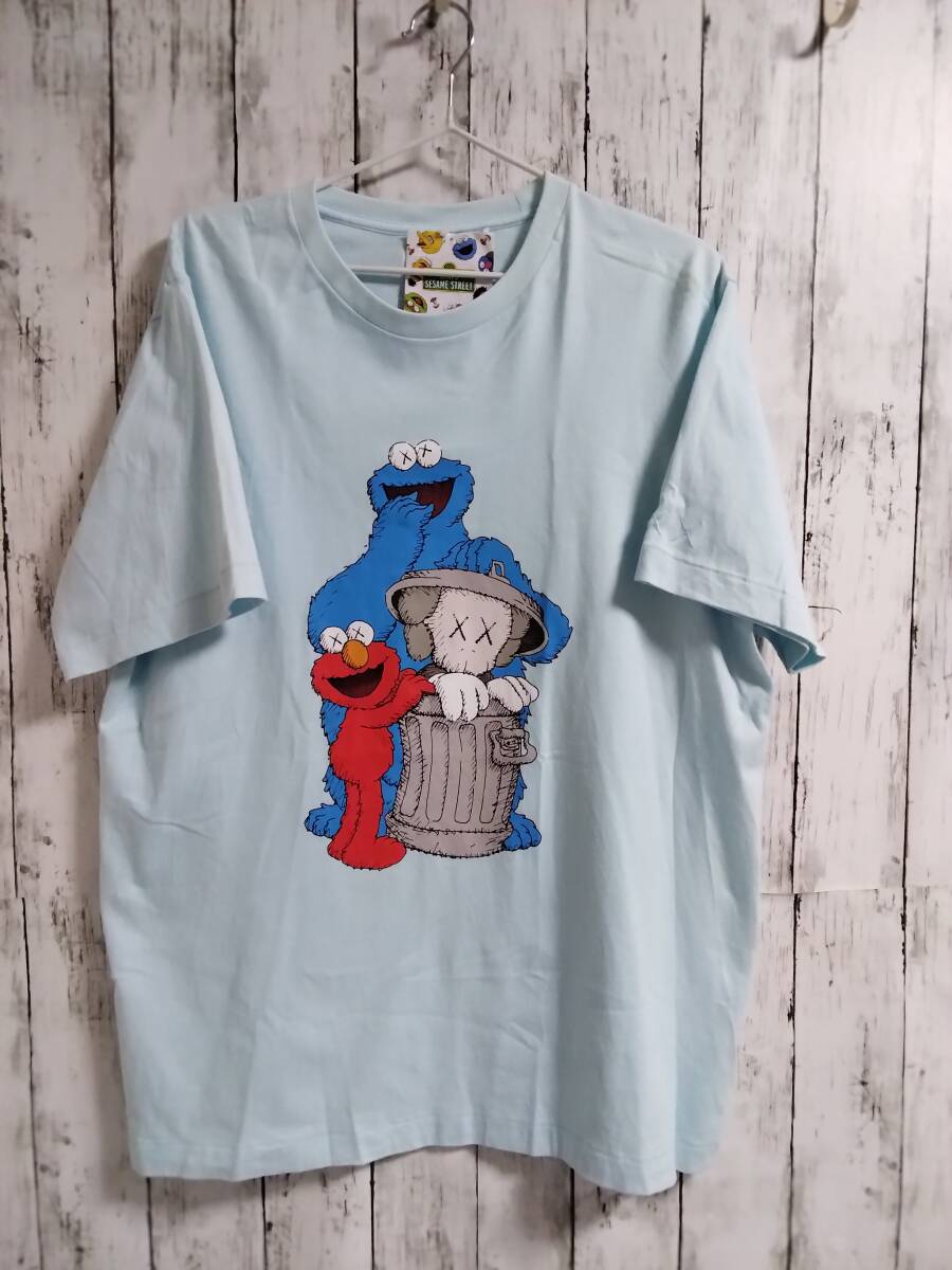 ★送料無料★タグ付き未使用品★UNIQLO/KAWS/SESAME STREET/Tシャツ/XL/ BLUE/キャラクターT/刺繍/ メンズ/ 訳あり拍卖