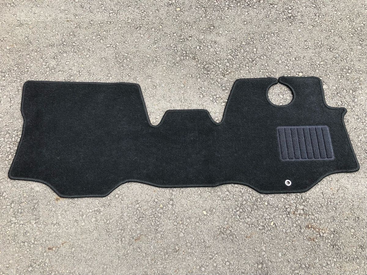 ■送料無料■ニッサン キャラバン E25系 フロントのみ Fなし車用 黒無地 フロアマット 日本産 新品(年式:H2年10月~H24年6月)拍卖