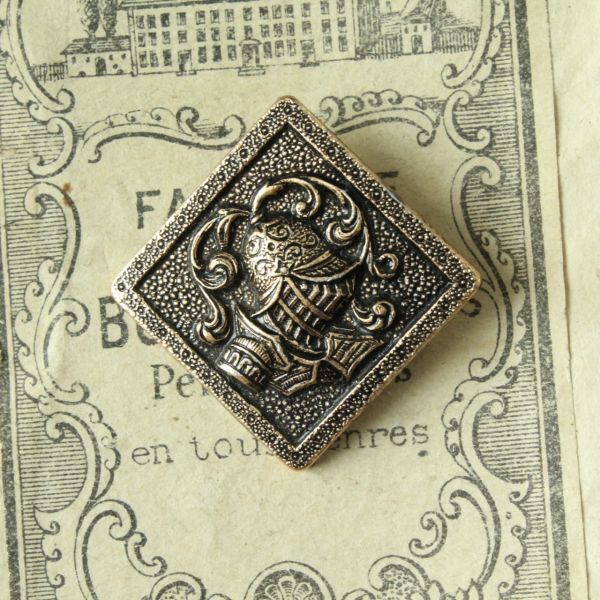 即決 スクエア メタルボタン 1個 24x24mm ピンクゴールド 兵士 ヘルム 鎧 騎士 装飾 フランス輸入 ヴィンテージ拍卖