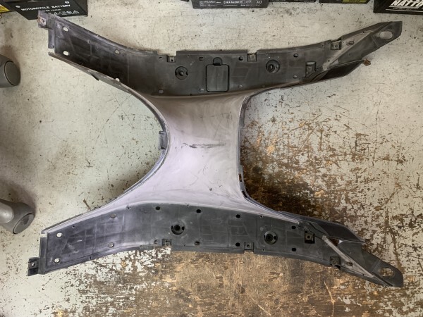 再出品 マジェスティ125 LPRSER2710 ステップボード □ 傷 色あせ 割れあり 200サイズ拍卖