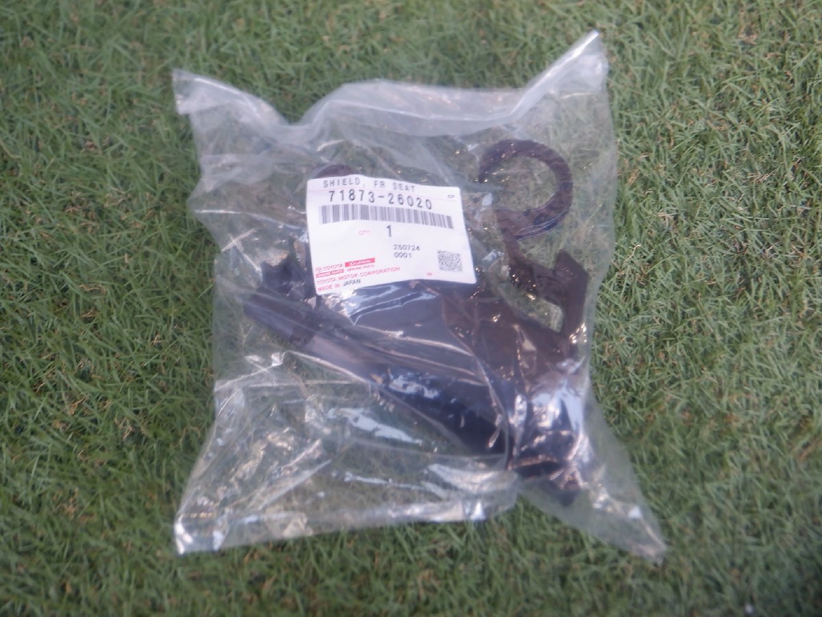 新品 トヨタ純正 ZWR90W ZWR95W MZRA90W MZRA95W 90 ノア ヴォクシー 71873-26020 カバー パネル m-25-7-511拍卖