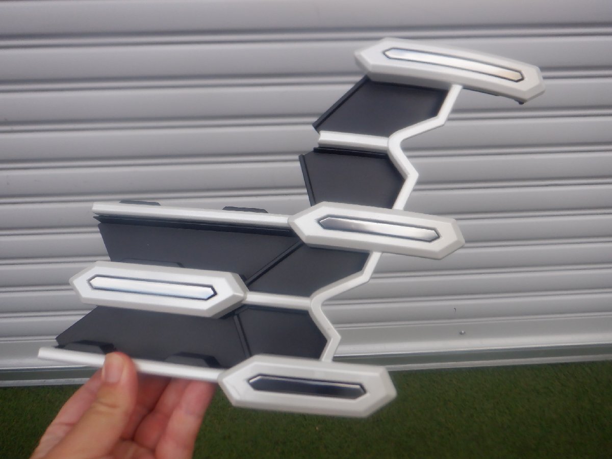 新車外し レクサス純正 TAWH15W LM500H LM フロントグリル ガーニッシュ パネル カバー 52127-V2060 右側 ソニッククォーツ085 m-25-8-58拍卖