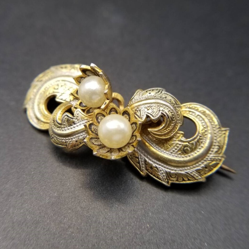 ダマシン お花 パール装飾 ヴィンテージ フローラル ブローチ 曲線美 ゴールドトーン 象嵌 レトロ ジュエリー 存在感 Y24-B拍卖