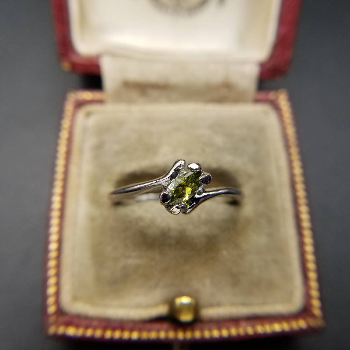 ペリドットカラー マーキスカット ヴィンテージ リング シルバートーン 指輪 ファッションジュエリー レトロ 華奢バンド 上品 Y20-A拍卖