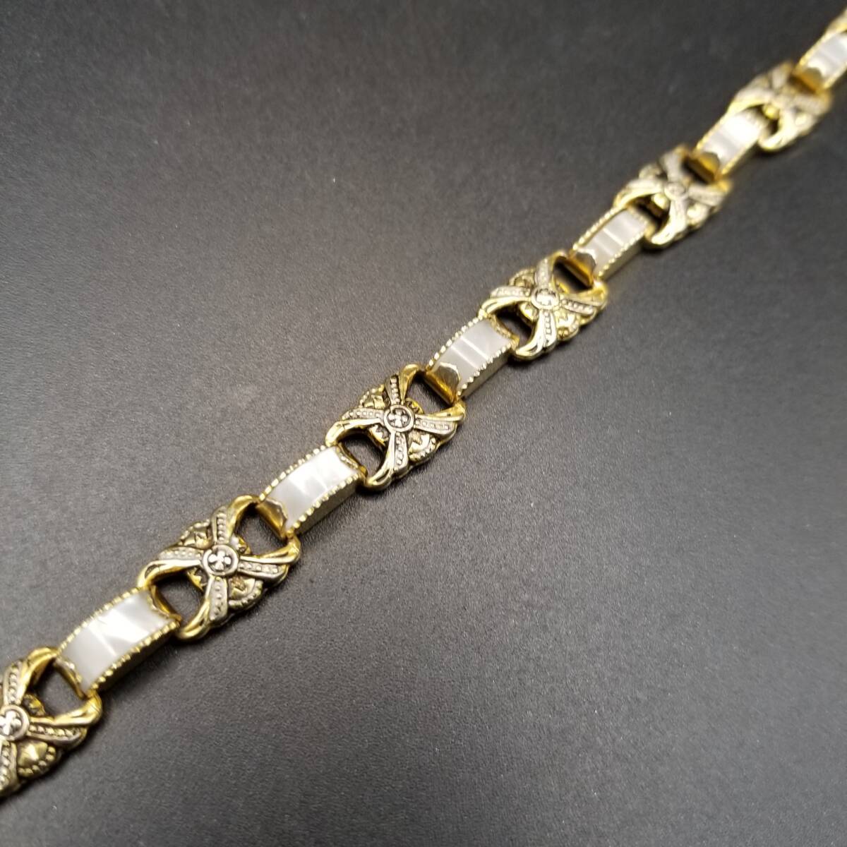 ダマシン クロスチェーン シェル調装飾 ヴィンテージ ブレスレット 細幅 ゴールドトーン 象嵌 レトロ 上品 コスチュームジュエリー Y24-B拍卖
