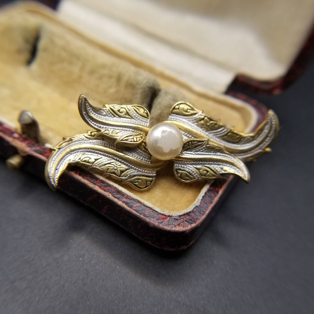 ダマシン お花 パール装飾 ヴィンテージ フローラル ブローチ 曲線美 ゴールドトーン 象嵌 小ぶり レトロ ジュエリー 存在感 Y24-B拍卖