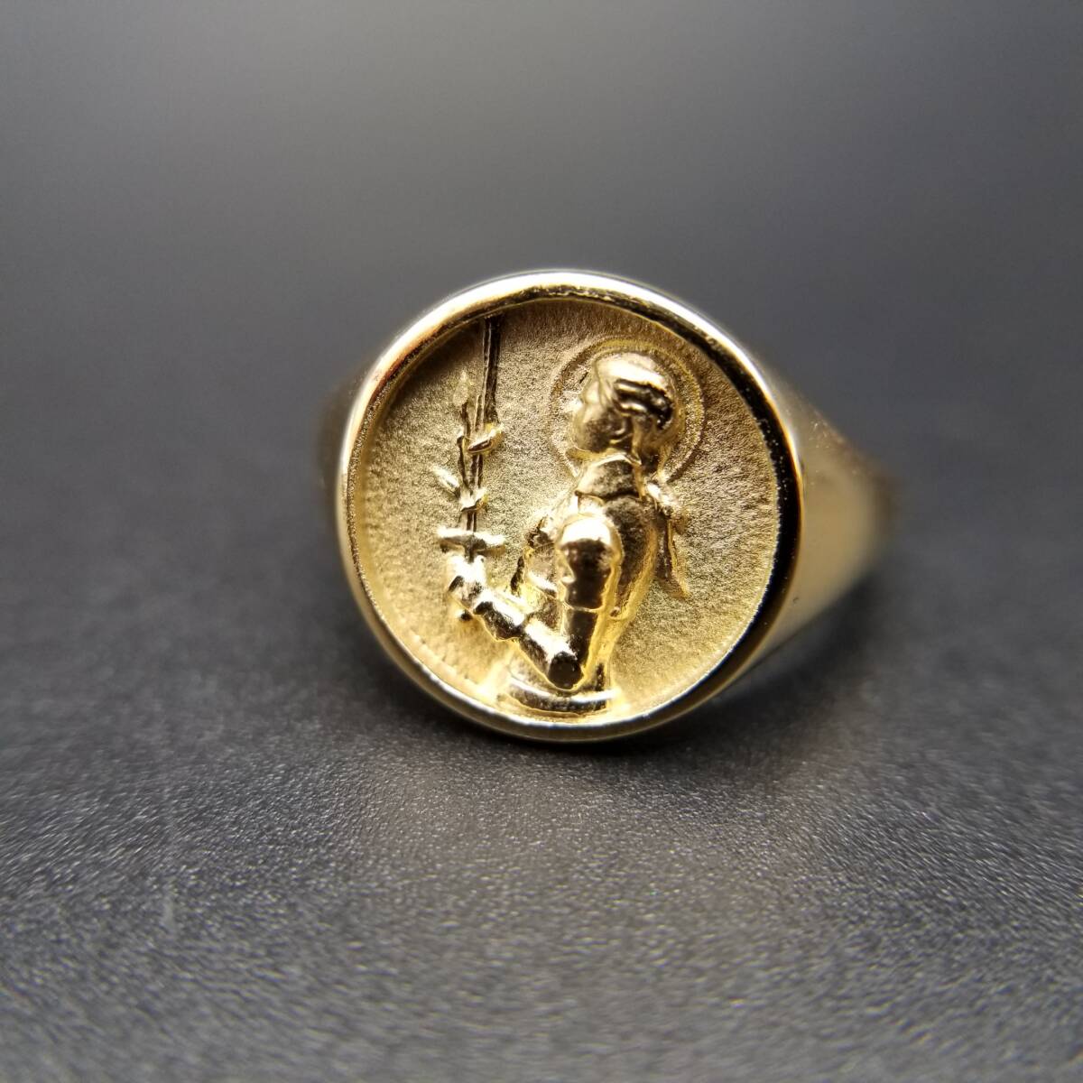 剣をつかむ騎士 ラウンド 925 シルバー シグネット リング 銀 指輪 ゴールドトーン 綺麗な彫刻 存在感 Roman Soldier Sword Y24-F拍卖