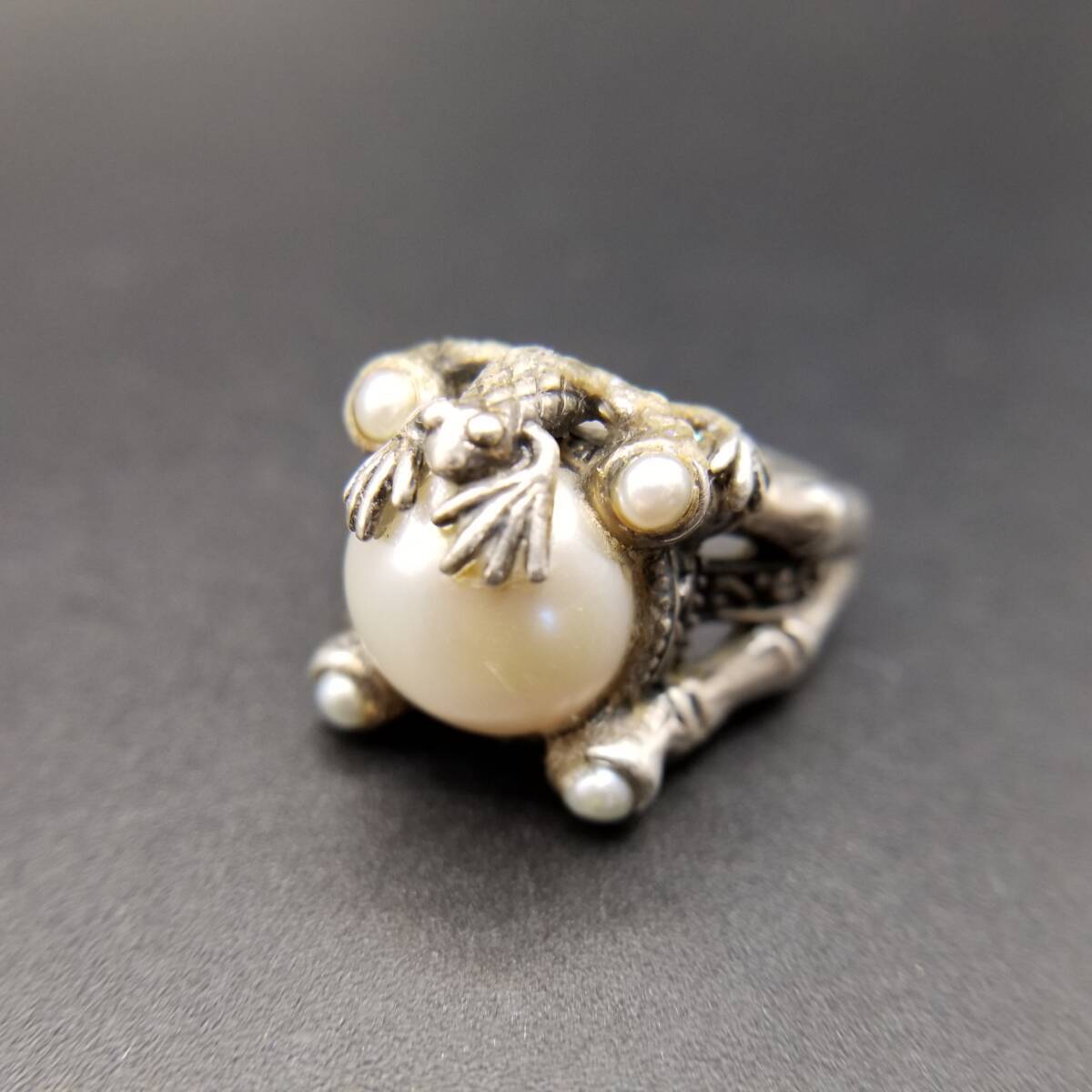 パールを抱えるカエル 925 シルバー ヴィンテージ リング 銀細工 指輪 竹 バンド装飾 大ぶり 生き物 モチーフジュエリー Y24-I拍卖