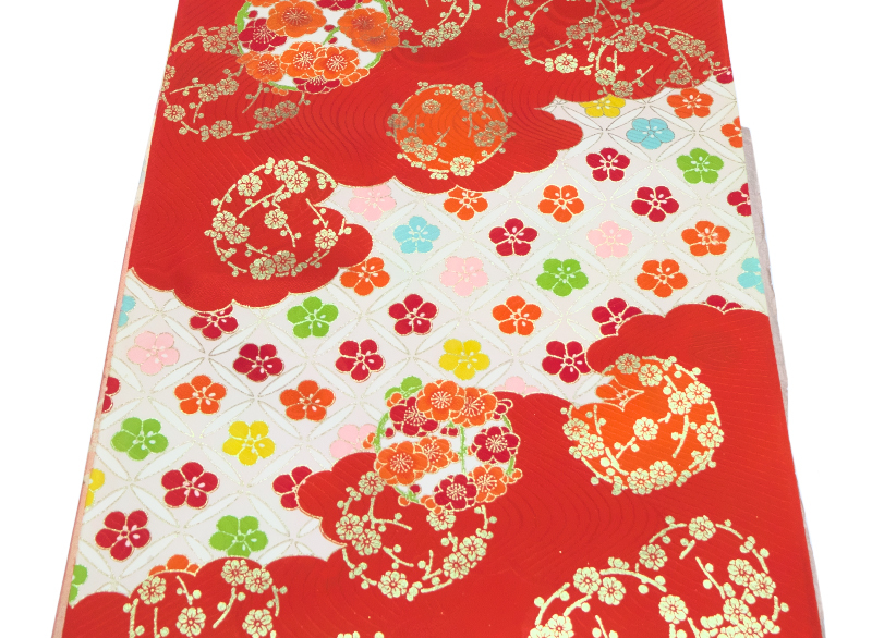 26-1番 新古品 正絹綸子端切れ 長さ約145cm 幅36cm 流線に雲の地模様入 白の地色に七宝と赤の雲と梅の花丸模様 金彩加工入拍卖