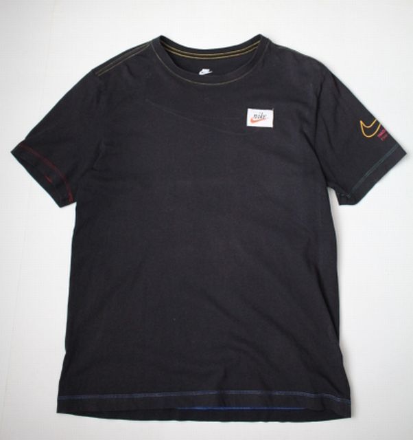 【NIKE】ナイキ スウッシュロゴ 刺繍 Tシャツ 黒 スポーツブランド 古着 半袖カットソー (M) ブラック拍卖