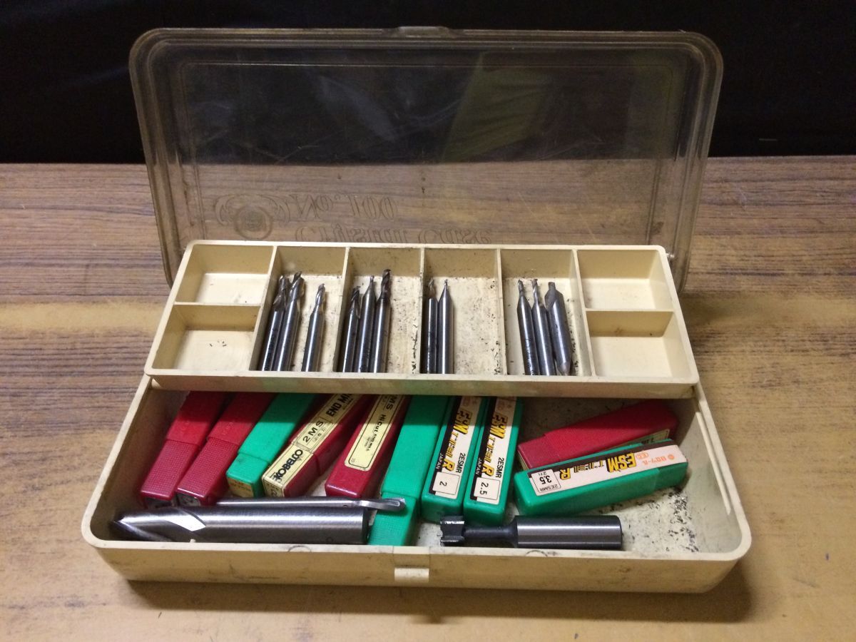 HH2049 エンドミル大量まとめて 直径0.6cm~1.2cm 切削工具 加工 フライス盤 ケース付/60拍卖