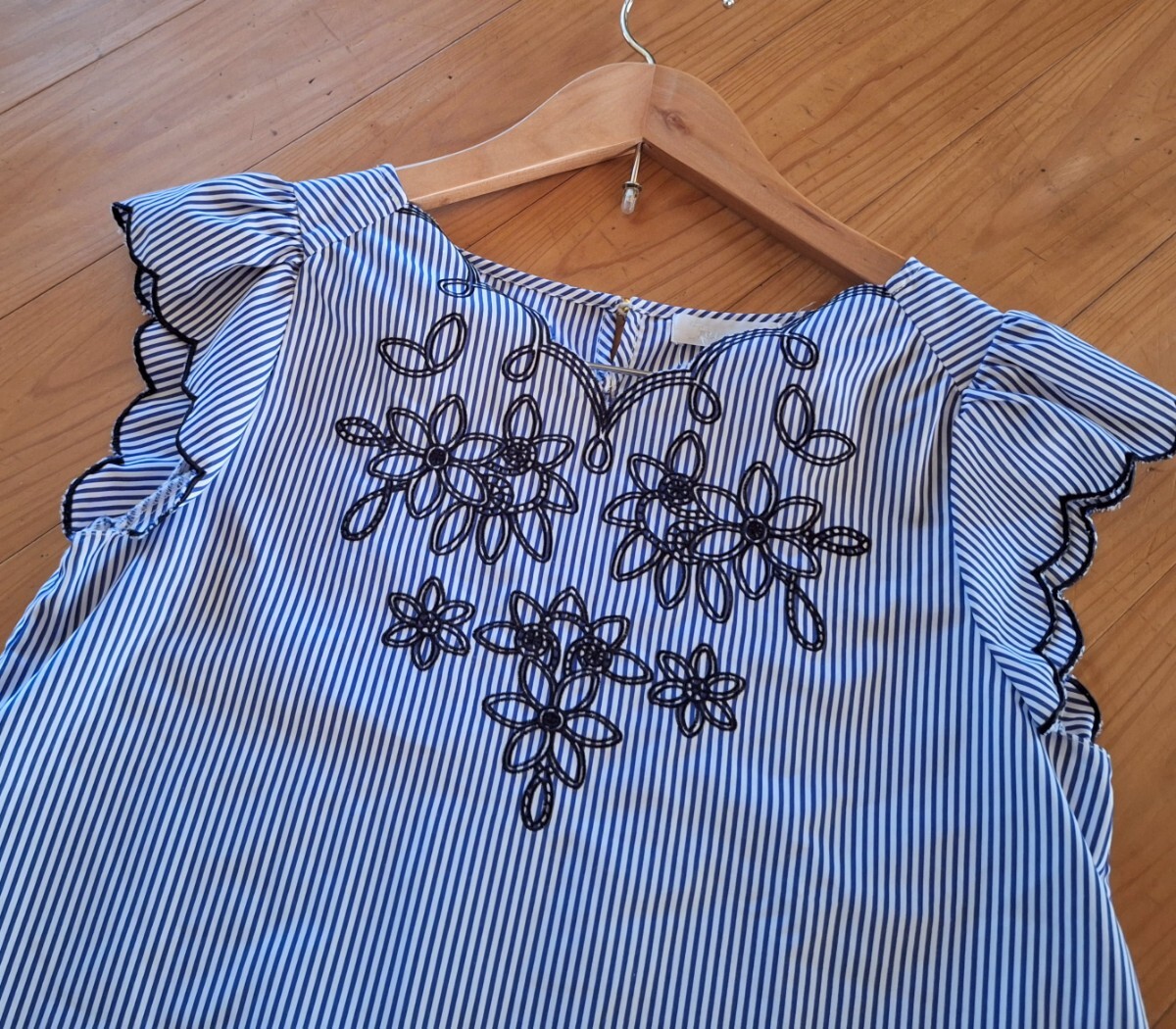 ★Feroux フェルゥ ストライプ刺繍 ブラウス サラッとした清涼素材 M 超美品★拍卖
