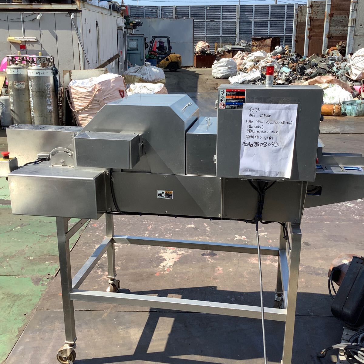 イナモリ【IATーHW】自動2つ割機】電気200V 3相 290w 中古品一般通電ま現状渡し品です。原材料(野菜)玉ねぎ、大根、ピーマン、人参拍卖