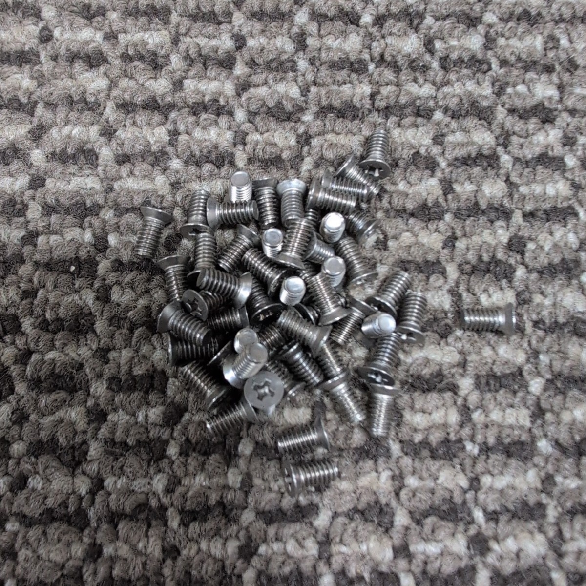 ジャンク品/長期保管品/メーカー不明/ステンレス/小ネジ/M4/ISO/皿(小頭)4×8mm/皿頭径約6mm×L8mm/1P50本入り拍卖