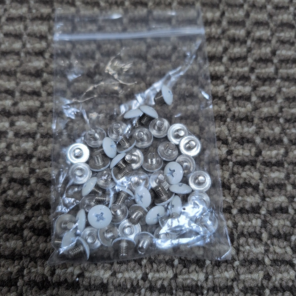 ジャンク品/長期保管品/メーカー不明/ステンレス/小ネジISO/トラスM4×5mm/ホワイト/頭径約9mm/ナット、ワッシャ付き/1P50本入り拍卖