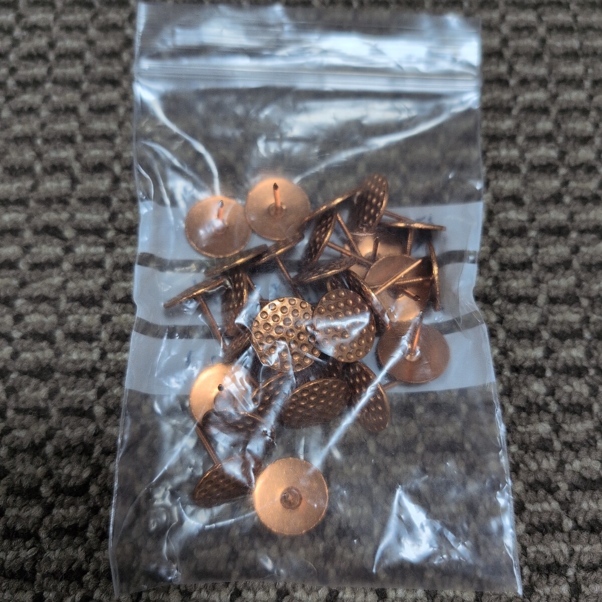 ジャンク品/長期保管品/メーカー不明/飾鋲/石目飾鋲/丸/銅/頭径19mm/全長21mm/1P30個入り拍卖